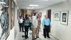 Fernández Vara visita la exposición de obras donadas por Francisco Conde a Cabeza del Buey.