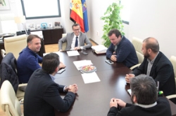 Los clubes de fútbol de Segunda B de Villanueva de la Serena, Badajoz, Almendralejo y Mérida, visitan al presidente de la Diputación.