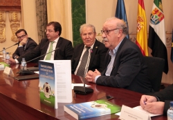 El ex seleccionador nacional, Vicente del Bosque avala en Badajoz la presentación de un libro de Manolo Cabanillas.
