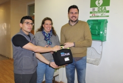 Ochenta trabajadores municipales realizan un curso sobre cómo utilizar desfibriladores.