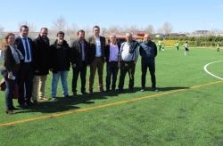 El presidente de la Junta y el alcalde inauguran el campo de césped artificial de Nueva Ciudad.