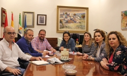 El alcalde recibe a la nueva Junta directiva de la Asociación de comerciantes Emerita Augusta.