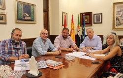 El alcalde recibe a los empresarios emeritenses que integran la Cámara de Comercio de Badajoz.