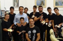 Representantes de la Federación Extremeña de Kickboxing visitan al diputado provincial de Cultura.