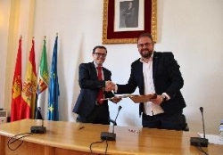 La Diputación de Badajoz y el Ayuntamiento de Mérida firman un convenio para el arreglo de la pista de atletismo del Pabellón Diocles.