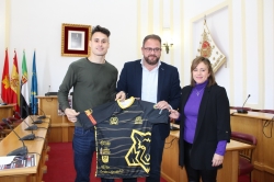 El alcalde recibe a José Luis González Sanfélix tras ganar el Cto. de España, el pasado fin de semana, en Cádiz.
