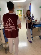 Los hospitales del Área de Mérida implantan los chalecos “Stop interrupciones” para evitar incidencias en la dispensación de fármacos.