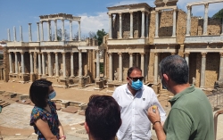 El alcalde visita el Teatro Romano en el día en el que se reabre al público