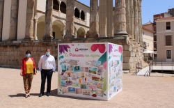 Mérida. El alcalde inaugura la exposición de los dibujos enviados en la campaña “La primavera nos espera”
