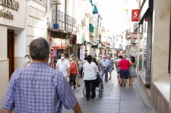 favorecer al pequeño y mediano comercio El alcalde solicita a la Junta que no amplíe los horarios comerciales ni la apertura de festivos para favorece