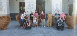 El ayuntamiento recepciona cinco corazones solidarios para recogida de tapones donados por Stone & Music Festival