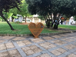 Esta semana se ha procedido a la instalación en sus ubicaciones de los corazones solidarios