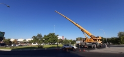 Instalado el nuevo mástil con la bandera de Extremadura en la Rotonda de la Capitalidad