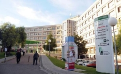 El positivo de una residente en el Hospital de Mérida lleva a aislar a siete sanitarios