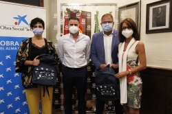 La Fundación «la Caixa» y CaixaBank han hecho entrega al Ayuntamiento de 300 kits escolares para familias sin recursos