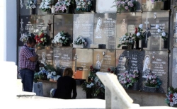 El cementerio de Mérida establece itinerarios y prohíbe las sillas y mesas dentro