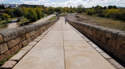 El descendedero del Puente Romano luce nueva imagen más accesible tras las obras de mejora