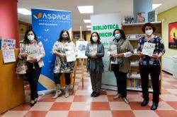 La biblioteca municipal recibe libros de Aspace para concienciar sobre las barreras que padecen los niños con parálisis cerebral
