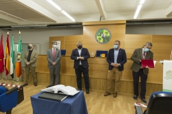 El alcalde asiste a la toma de posesión del nuevo director del Centro Universitario de Mérida a quien se ofrece para seguir trabajando en “reivindicac