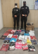 La Policía Local requisa ropa falsificada en el Mercadillo