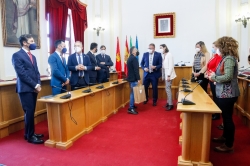 La Ministra de Industria, Comercio y Turismo, Reyes Maroto, visita el Ayuntamiento y firma en el Libro de Honor