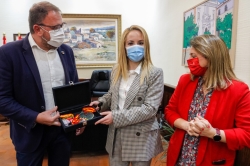 El alcalde recibe a la karateka Nuria Escudero de la que “está orgulloso de contar con deportistas de su nivel que lleven a Mérida por todo el mundo”