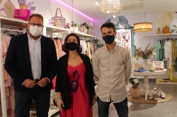 El Alcalde visita la nueva tienda de Piña Morada que vende ropa y complementos también a través de su web y las redes sociales
