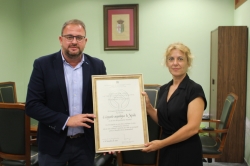 El alcalde entrega una réplica de la declaración de Patrimonio de la Humanidad a la localidad de Alange