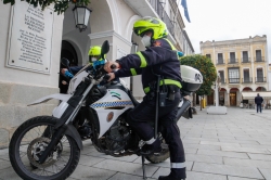 La Policía Local devuelve a su dueño un sobre extraviado que contenía 750 euros