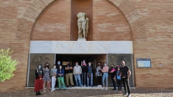 Los participantes en el Programa Crisol visitan el Museo de Arte Romano en su 35 aniversario