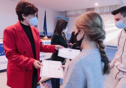 Alumnos del Instituto Sáenz de Buruaga reciben los diplomas del programa “Escuelas Embajadoras de Europa”