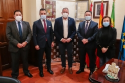 El Ayuntamiento acuerda con Caixabank la entrega de diez mil euros para la campaña de Navidad destinados a más de 480 familias vulnerables