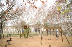 El parque junto al acueducto de San Lázaro contará con mejoras en las zonas verdes, nuevo riego, área de juegos infantiles, nueva pavimentación y mobi