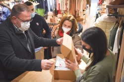 El alcalde visita a los creadores de la marca emeritense ‘Odio by Marengo’ que han diseñado ropa con las coordenadas de ubicación de varios monumentos