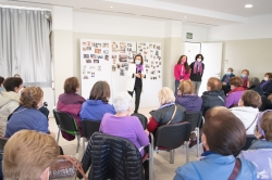 Medio centenar de mujeres participan en la charla y exposición organizada en el Hogar de Mayores de la Zona Sur con motivo del 8M