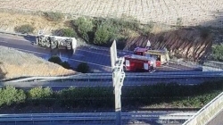 Reabre al tráfico la A-5 tras el vuelco de un camión con mercancías peligrosas