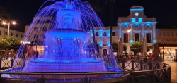 Los principales monumentos, la fuente de la Plaza y la fachada del ayuntamiento se iluminan el jueves en color azul por el Día Mundial de la Fibromial
