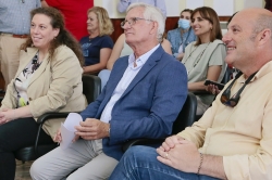 El Alcalde entrega a Alfonso Carvajal el Escudo de la Ciudad en su jubilación