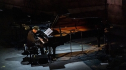 La virtuosidad de Ludovico Einaudi impresiona en el Teatro Romano de Mérida