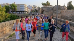 La marcha del mes de los mayores congrega a unas 300 personas en Mérida