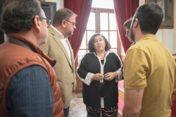 FEAFES Mérida hace entrega al alcalde, Rodríguez Osuna, de una placa en agradecimiento por la labor del ayuntamiento con la entidad y el Tercer Sector