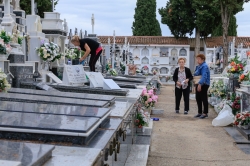 El Ayuntamiento realiza un refuerzo en la limpieza, ornamentación y seguridad en el cementerio ante la festividad de Todos los Santos