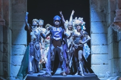Festival de Teatro, con obras en el Teatro Romano y en el María Luisa, además de pasacalles, cuentacuentos, Agusto en Mérida, conferencias, música