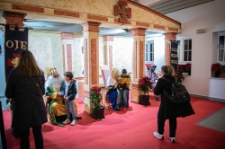 Cientos de niñas y niños visitan a los carteros reales que recogen las cartas de las y los pequeños emeritenses en el  Patio del Ayuntamiento