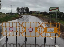 Cortado un acceso a Don Álvaro por el desbordamiento del arroyo del Judío y se corta al tráfico de peatones y vehículos la calle Holguín