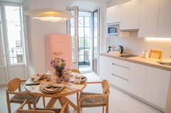 El alcalde visita el nuevo complejo de apartamentos turísticos ‘Lupercas’ que ha abierto sus puertas en un edificio del siglo XIX en la Rambla