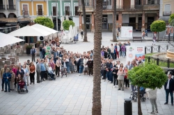 El alcalde participa junto con la Plataforma del Tercer Sector en un acto simbólico para motivar a las y los emeritenses a que marquen la ‘X Solidaria