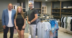El alcalde visita la nueva tienda de ropa ‘Factory Marcas’ que ha abierto en Mérida, en la calle Moreno de Vargas, una emprendedora de Almendralejo