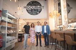El Alcalde destaca la calidad y la tradición de la primera tienda de Higourmet, en la calle Santa Eulalia