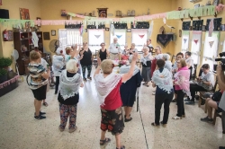 El “Desayuno y las Actividades preferia” que el programa Lazos ha organizado llena de ritmo y diversión el centro social de La Antigua